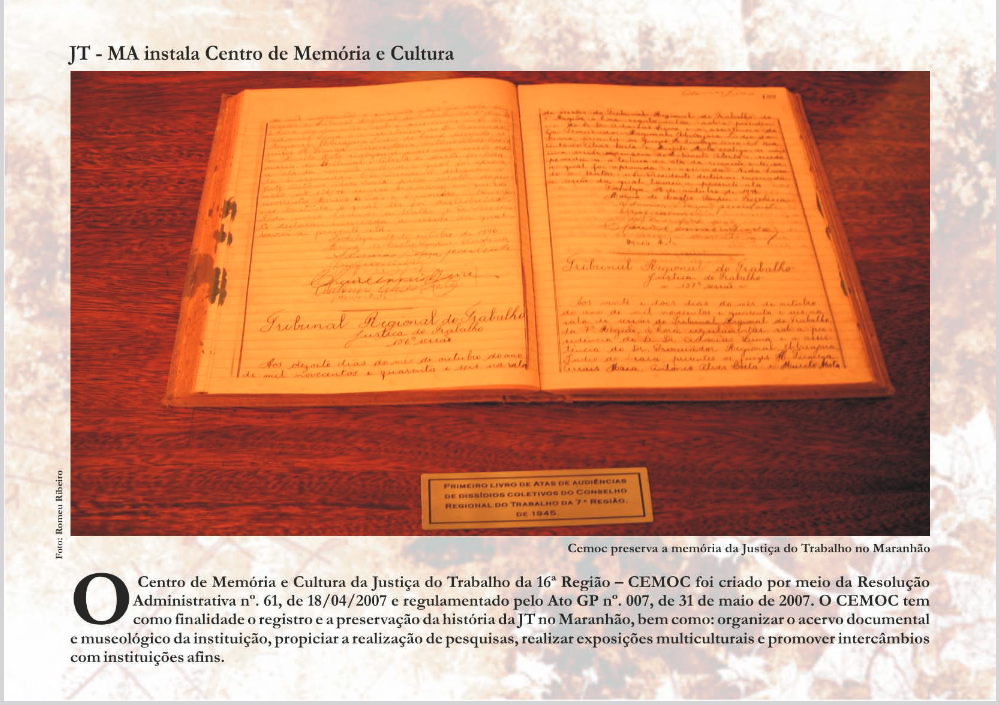 Uma foto de um livro aberto manuscrito em cor amarelada