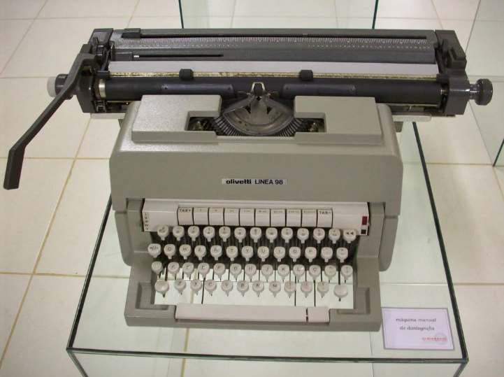 Máquina de escrever manual na cor branca