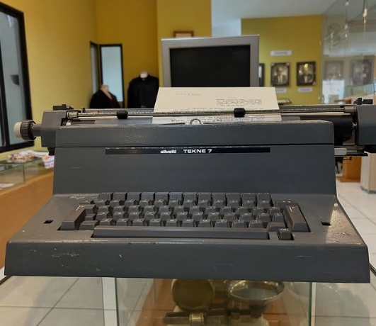 Máquina de escrever elétrica na cor preta