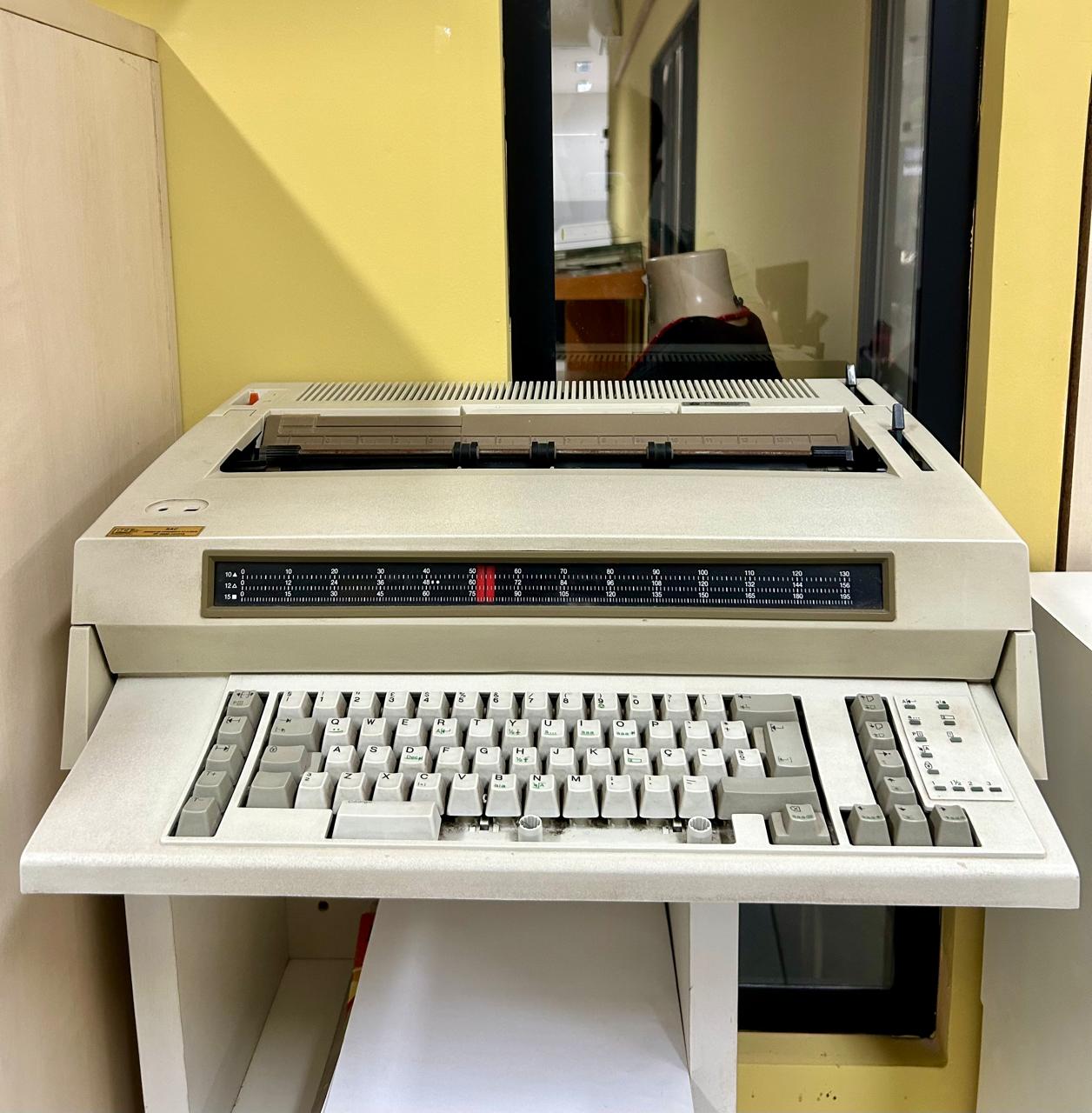 Máquina de escrever eletrônica na cor branca