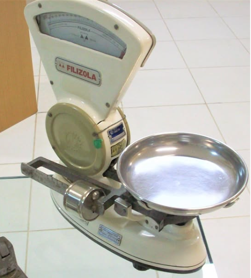 Balança de pesagem na cor branca