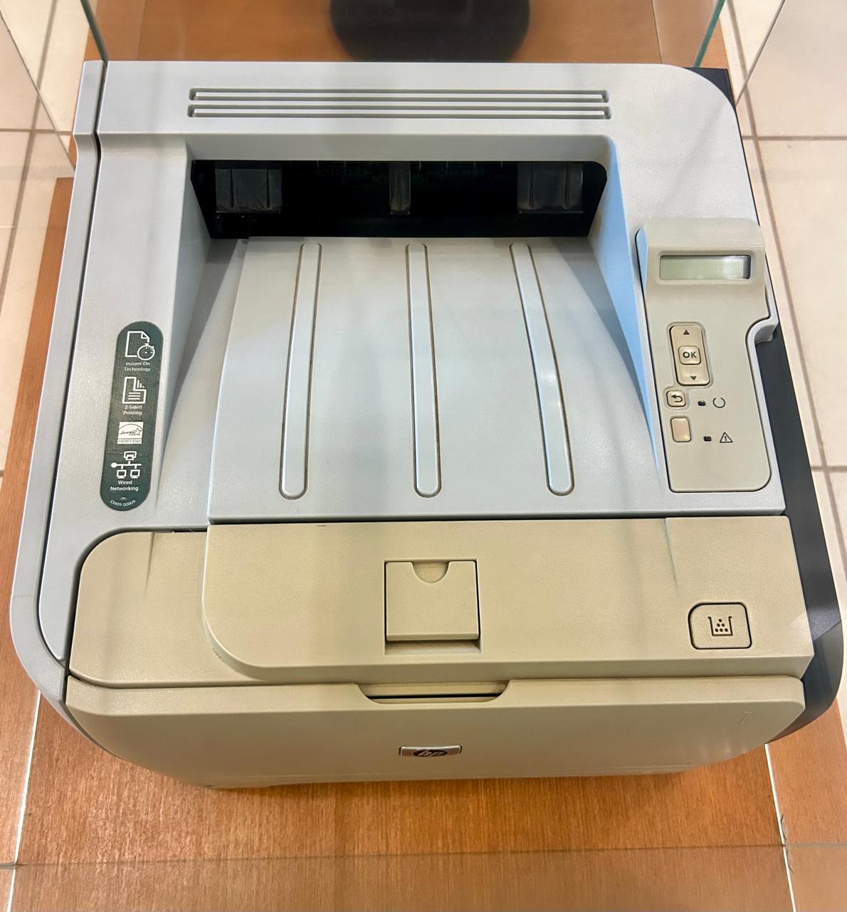 Impressora na cor branca, com os botões de uso nas laterais