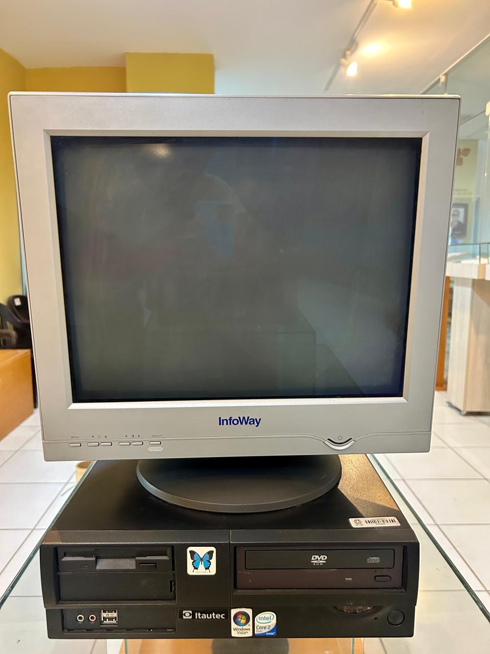 Computador de mesa na cor prata