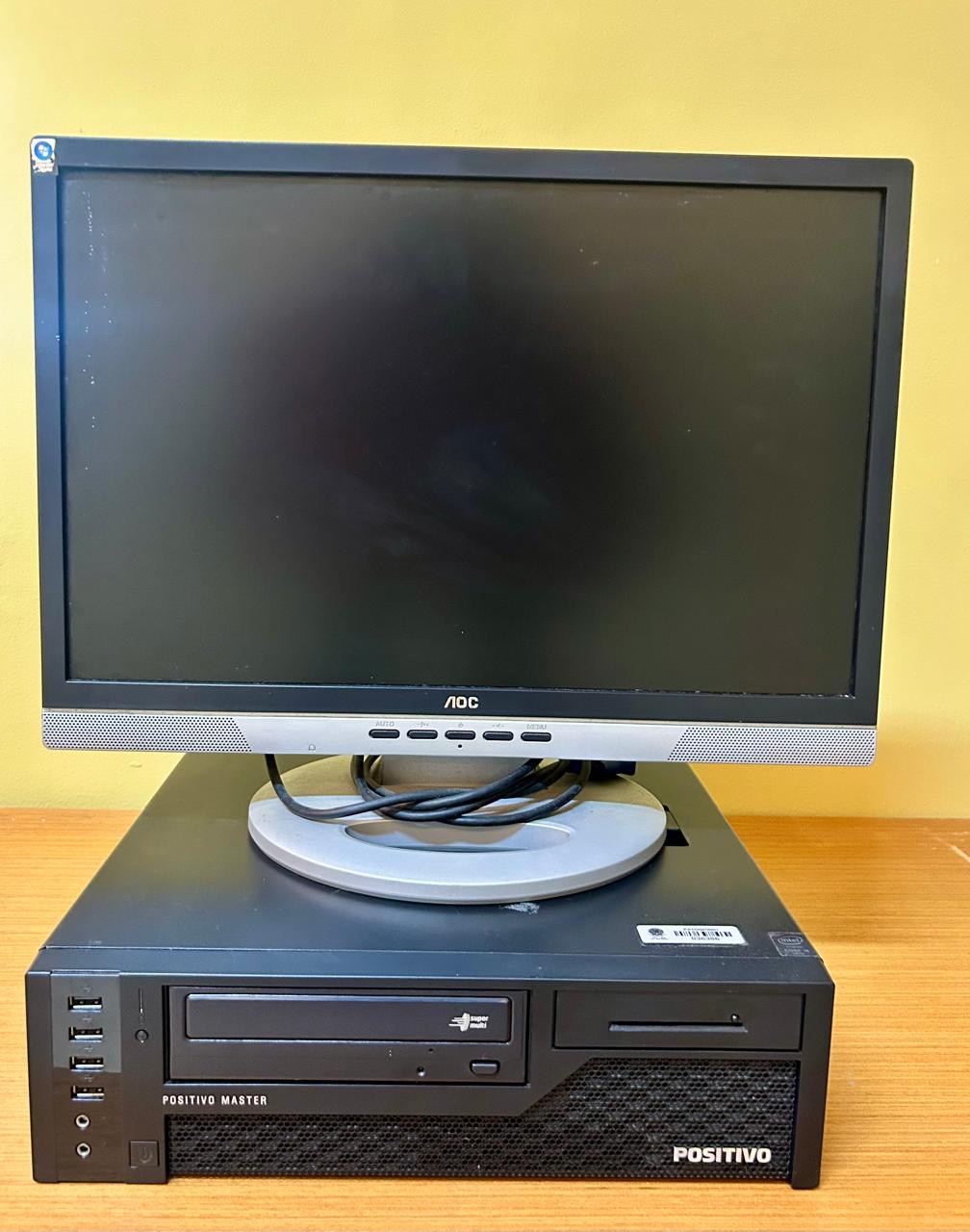 Computador de mesa na cor preta