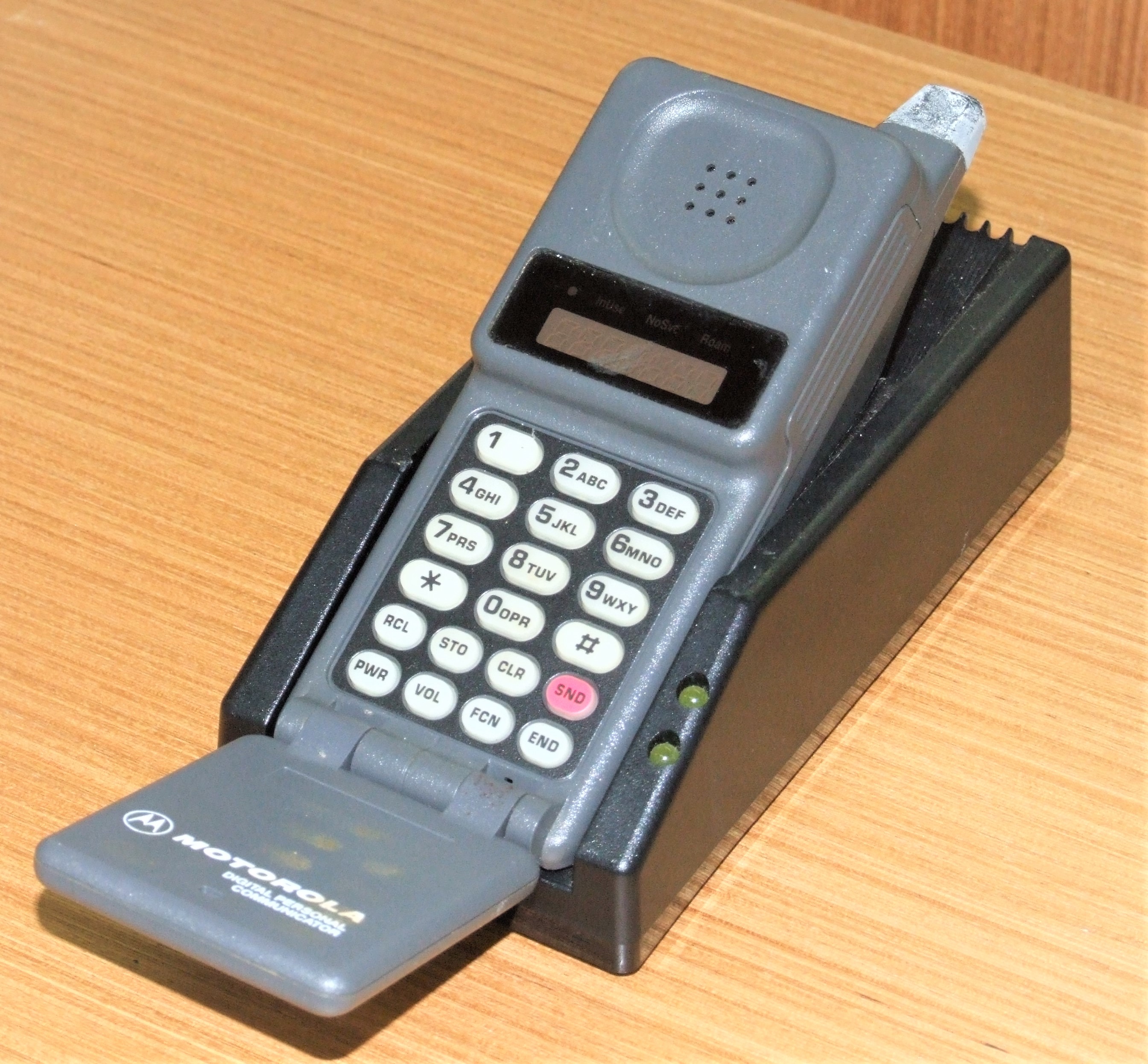 Aparelho celular na cor cinza