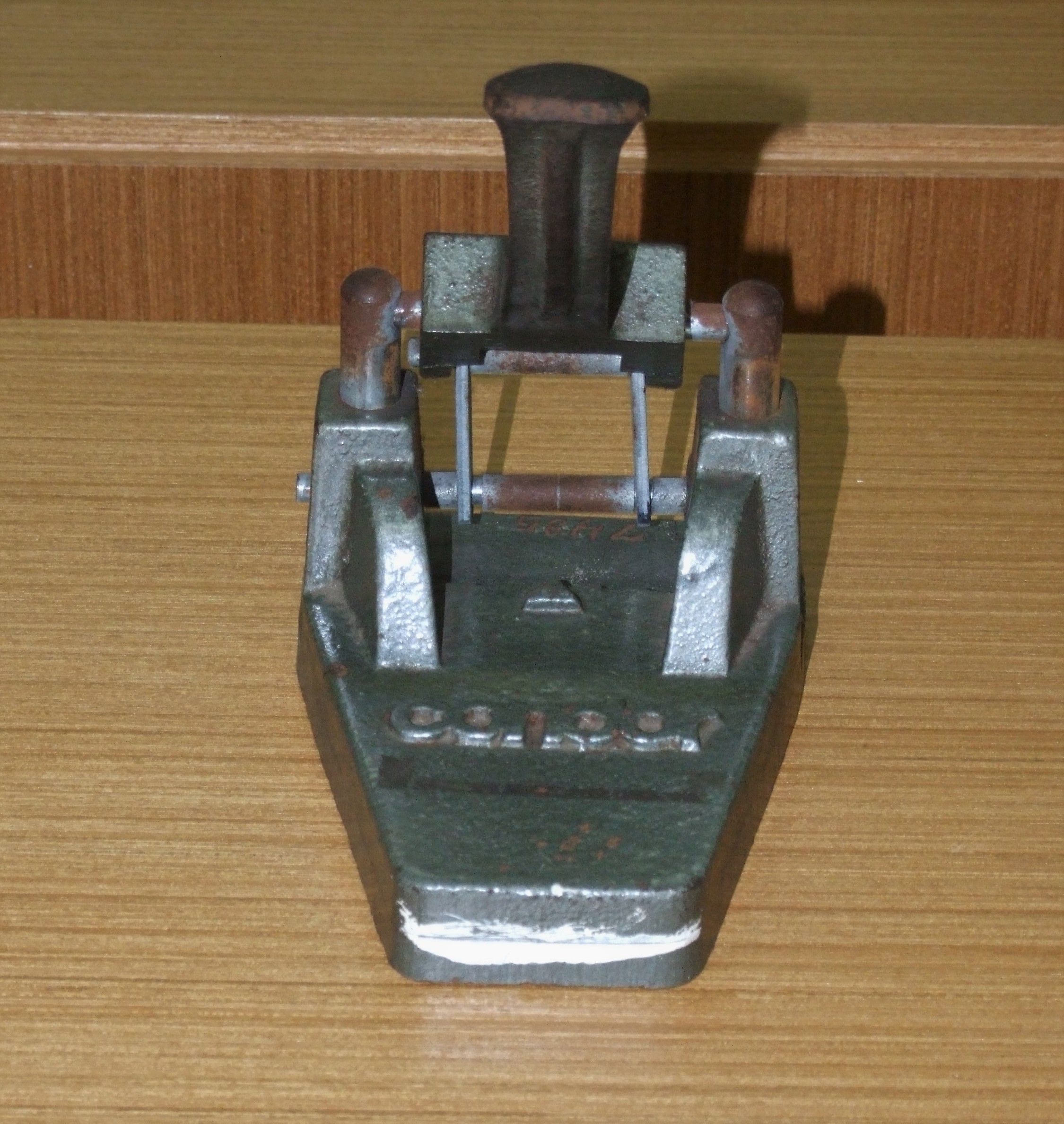 Perfurador de papel na cor cinza