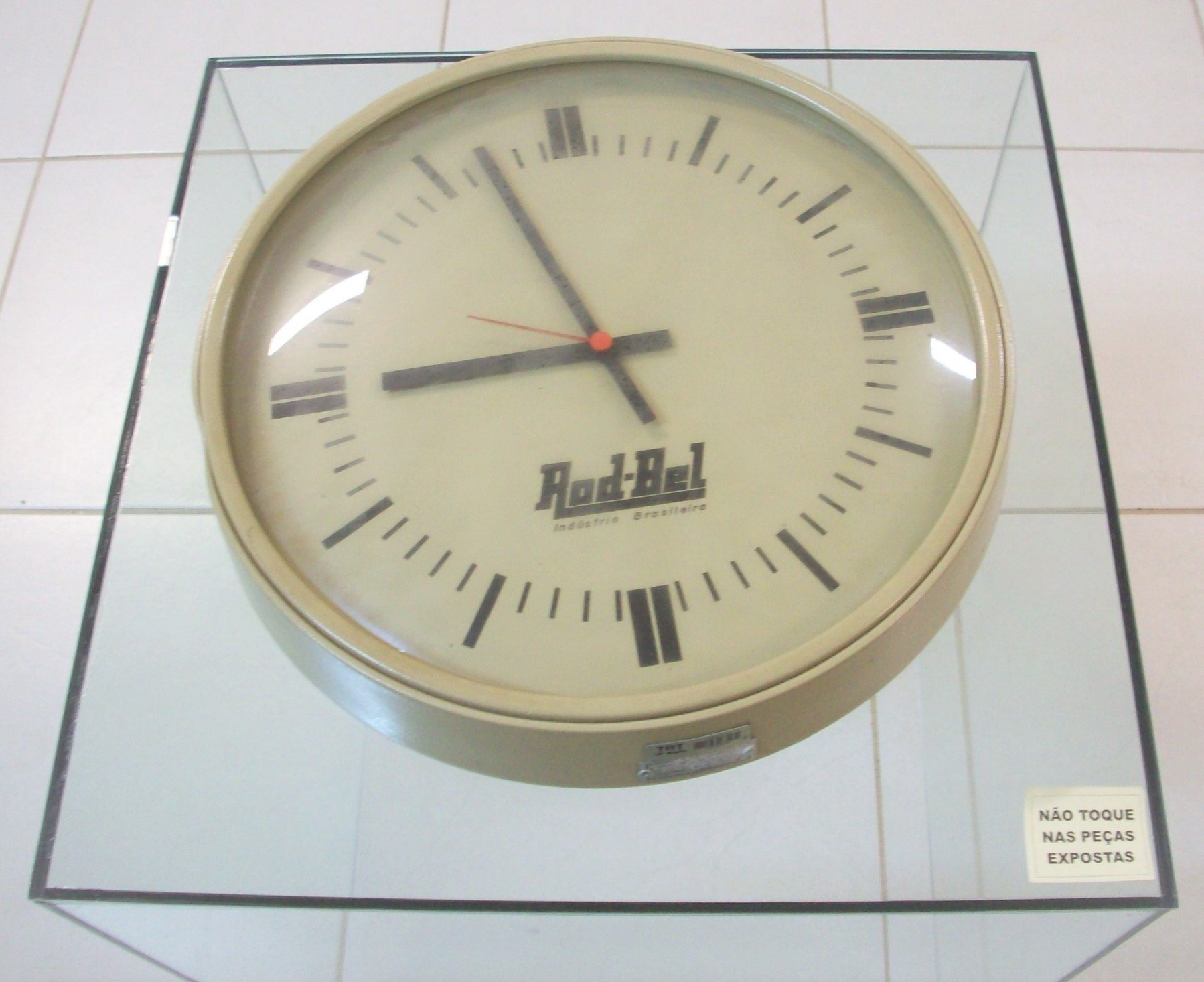 Relógio de parede na cor branca