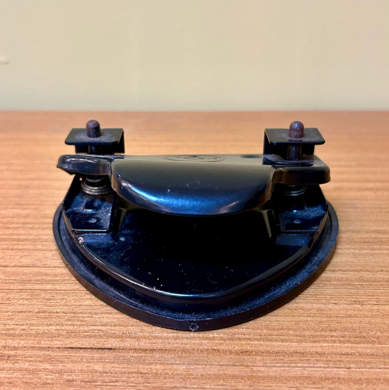 Perfurador de papel na cor preta