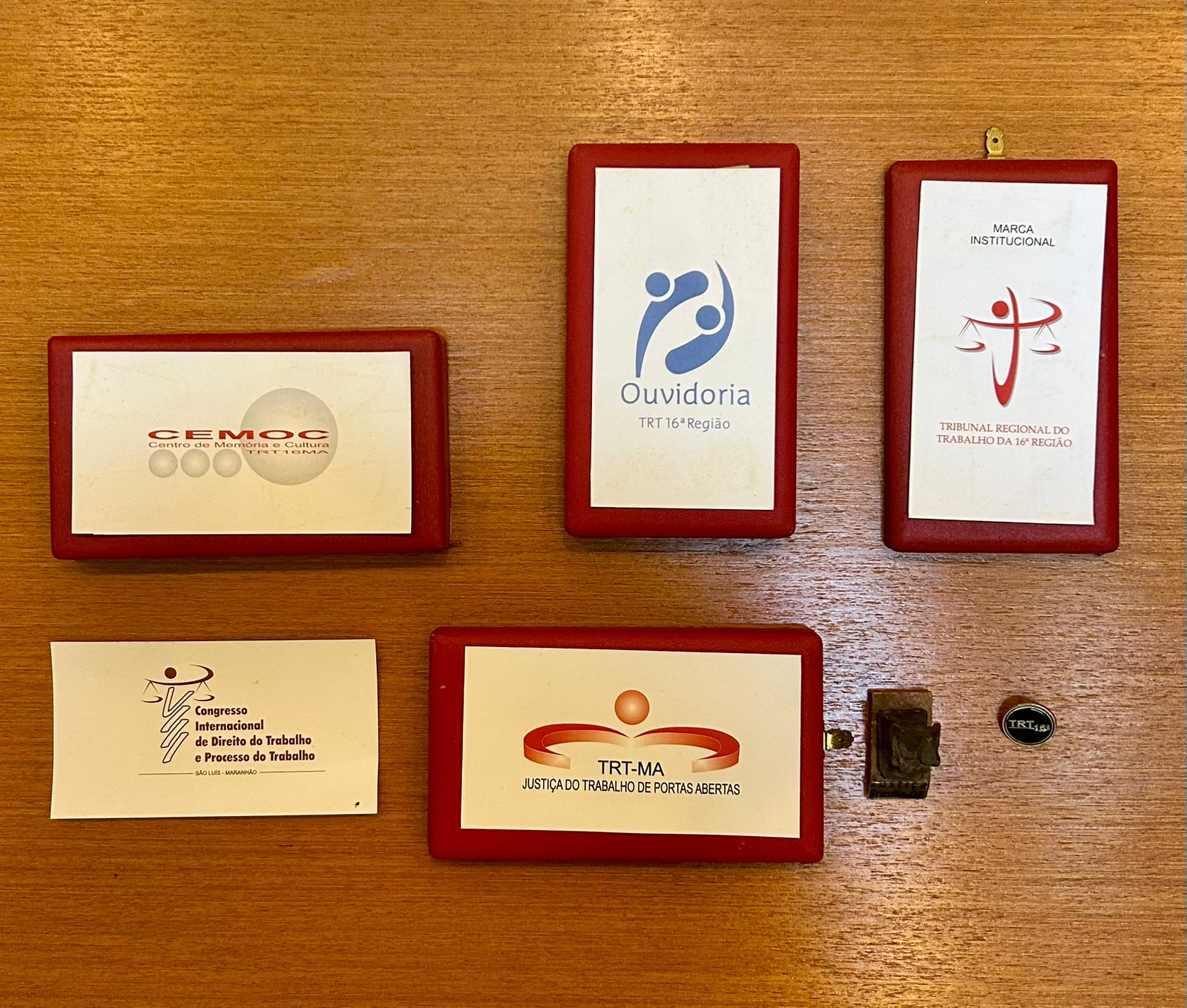 Logomarcas com base na cor vermelha, apoiadas em madeira