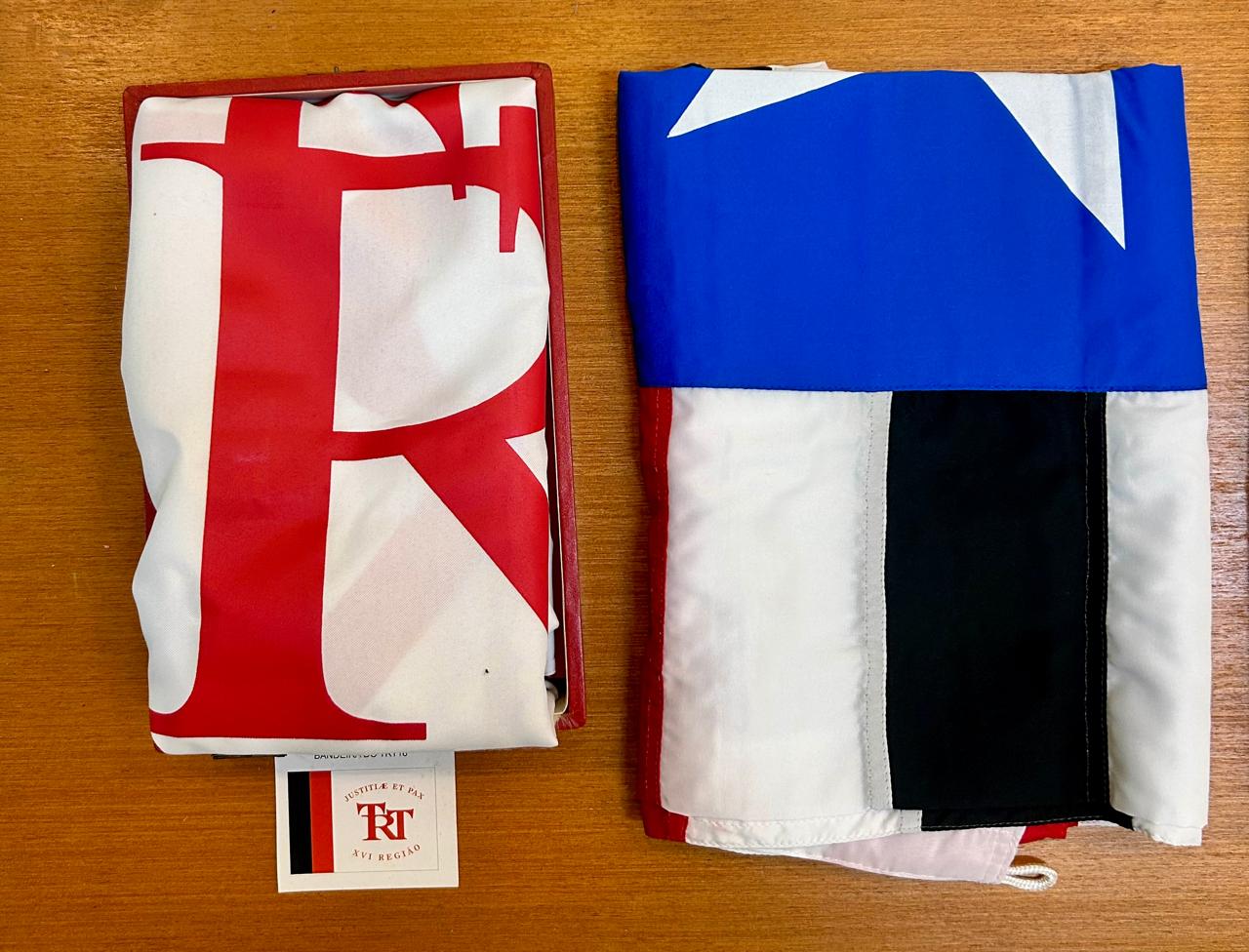 Bandeiras apoiada em madeira