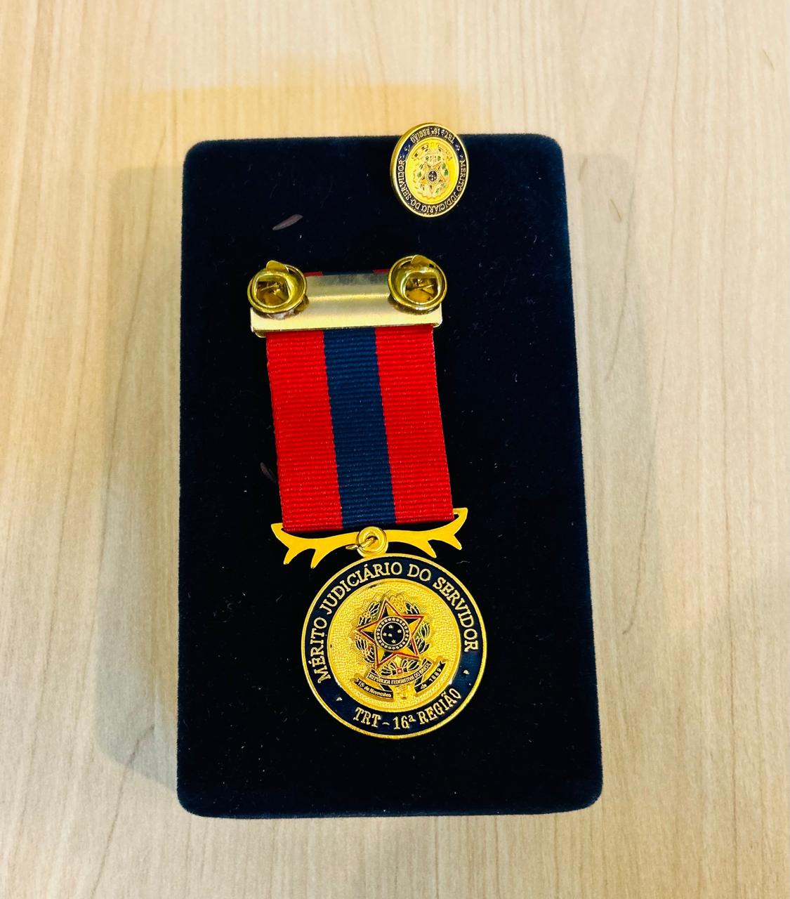 Medalha em base na cor azul marinho