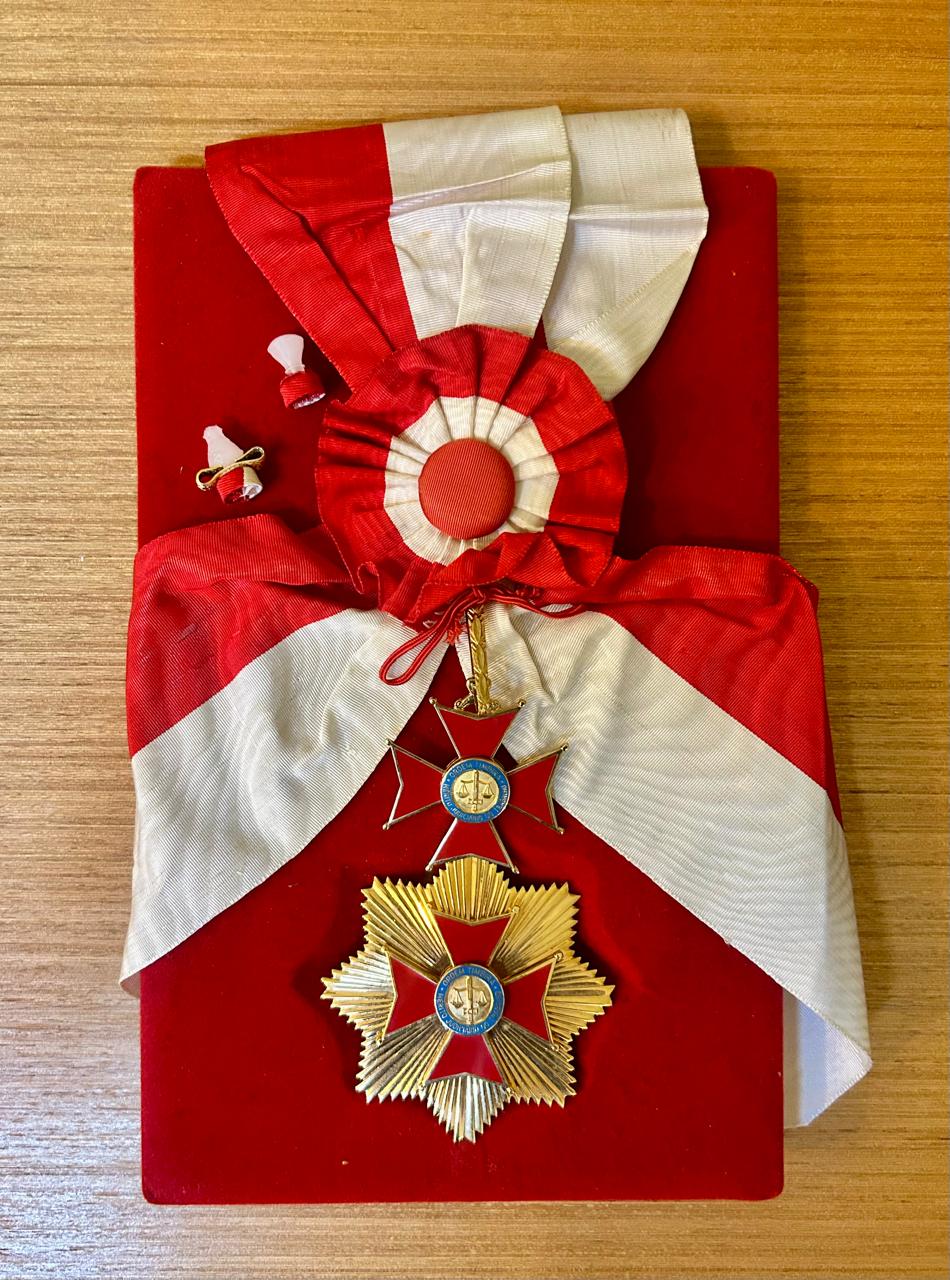 Medalha apoiada em base na cor vermelha