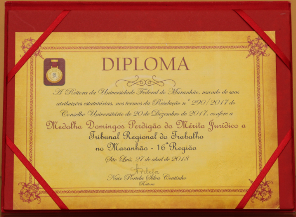 Diploma na cor branca com letreiros na cor preta