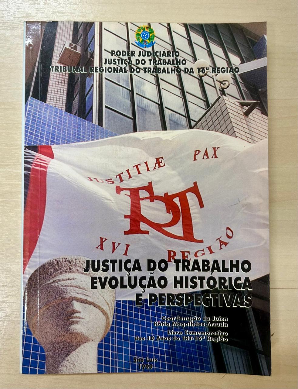 Livro ilustrado com logo do TRT e letras na cor preta