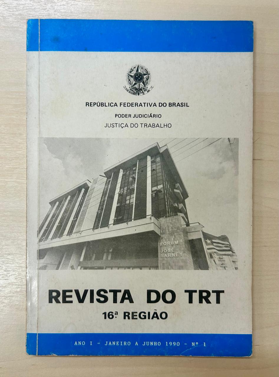 Revista na cor branca e com letras na cor preta