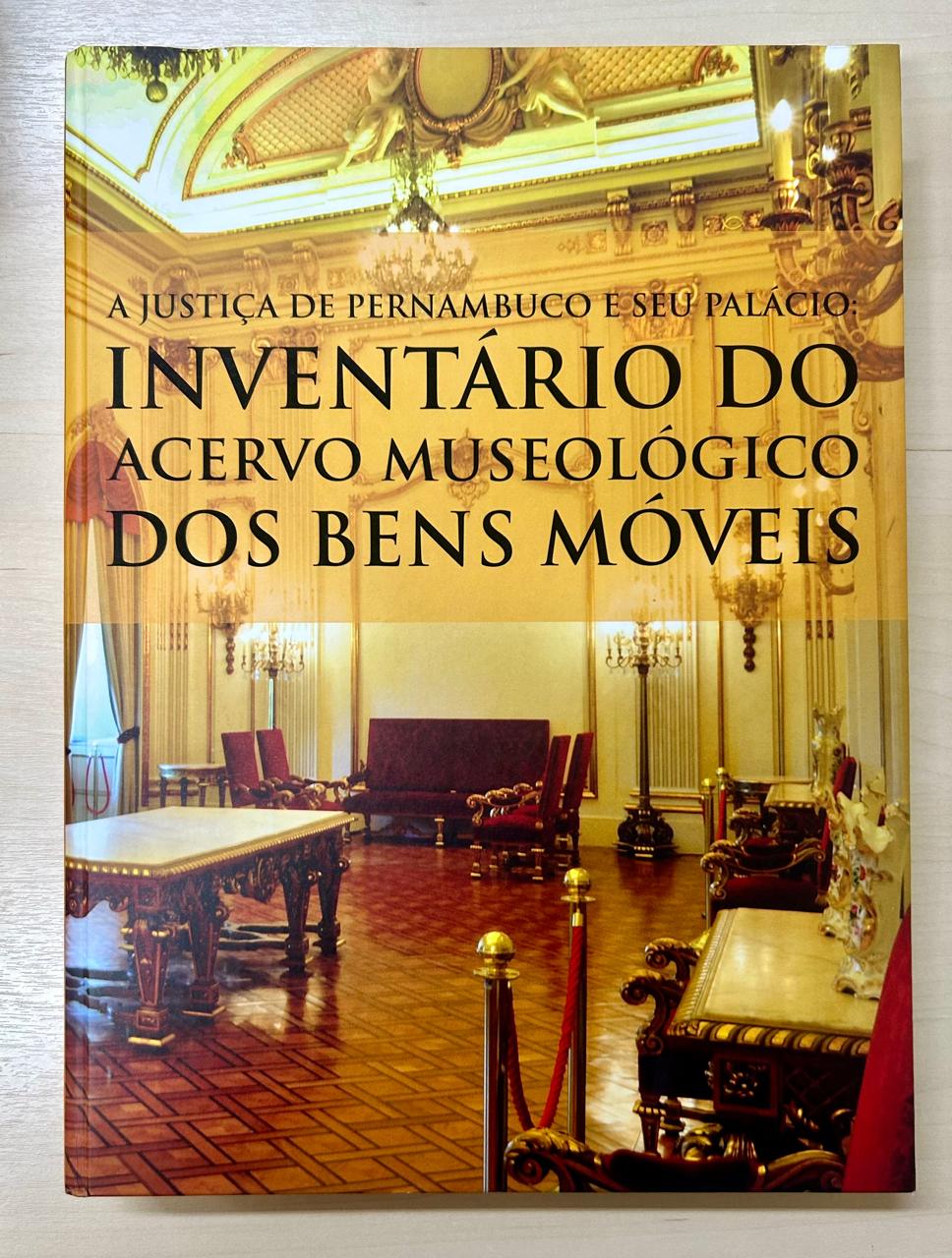 Livro ilustrado com uma sala de justiça ao fundo
