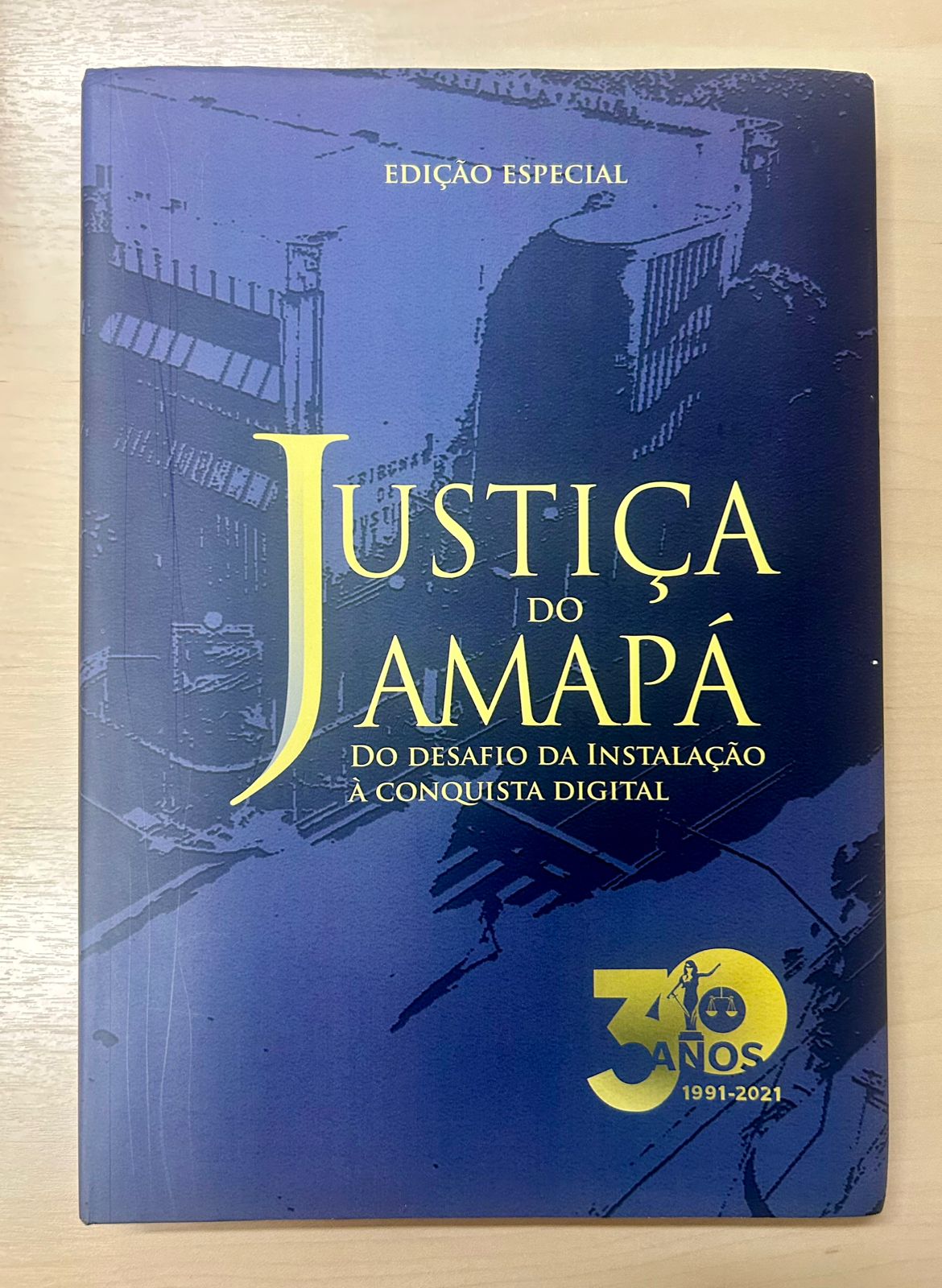 Livro na cor azul e com letras na cor amarela