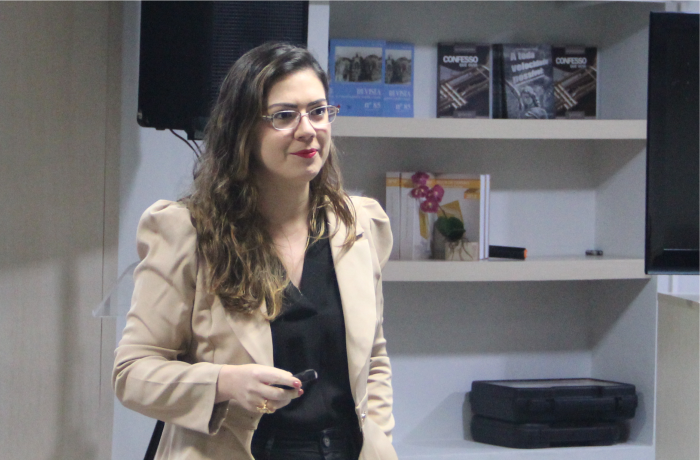 mulher com cabelo preto. conceito de quarta-feira. tamanho grande