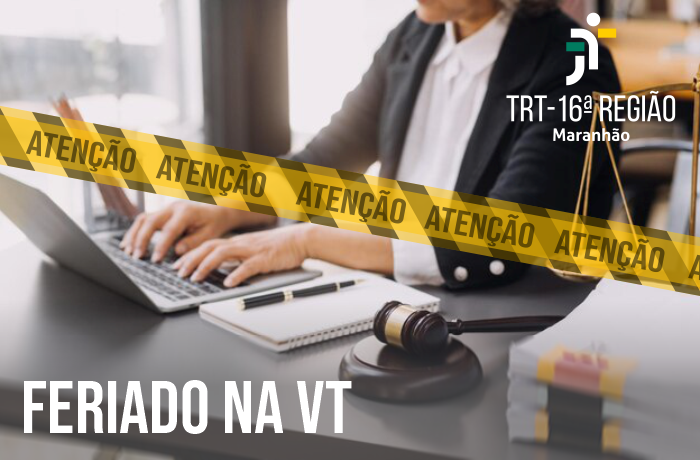 Foto de uma pessoa, vestida com terno escuro e camisa social branca, digitando em um notebook que está sobre uma mesa. À frente, faixa amarela por toda a foto onde se lê ATENÇÃO. No canto superior direito, logomarca do TRT-16 e no canto inferior esquerdo, texto escrito na cor branca FERIADO NA VT (vara do trabalho).