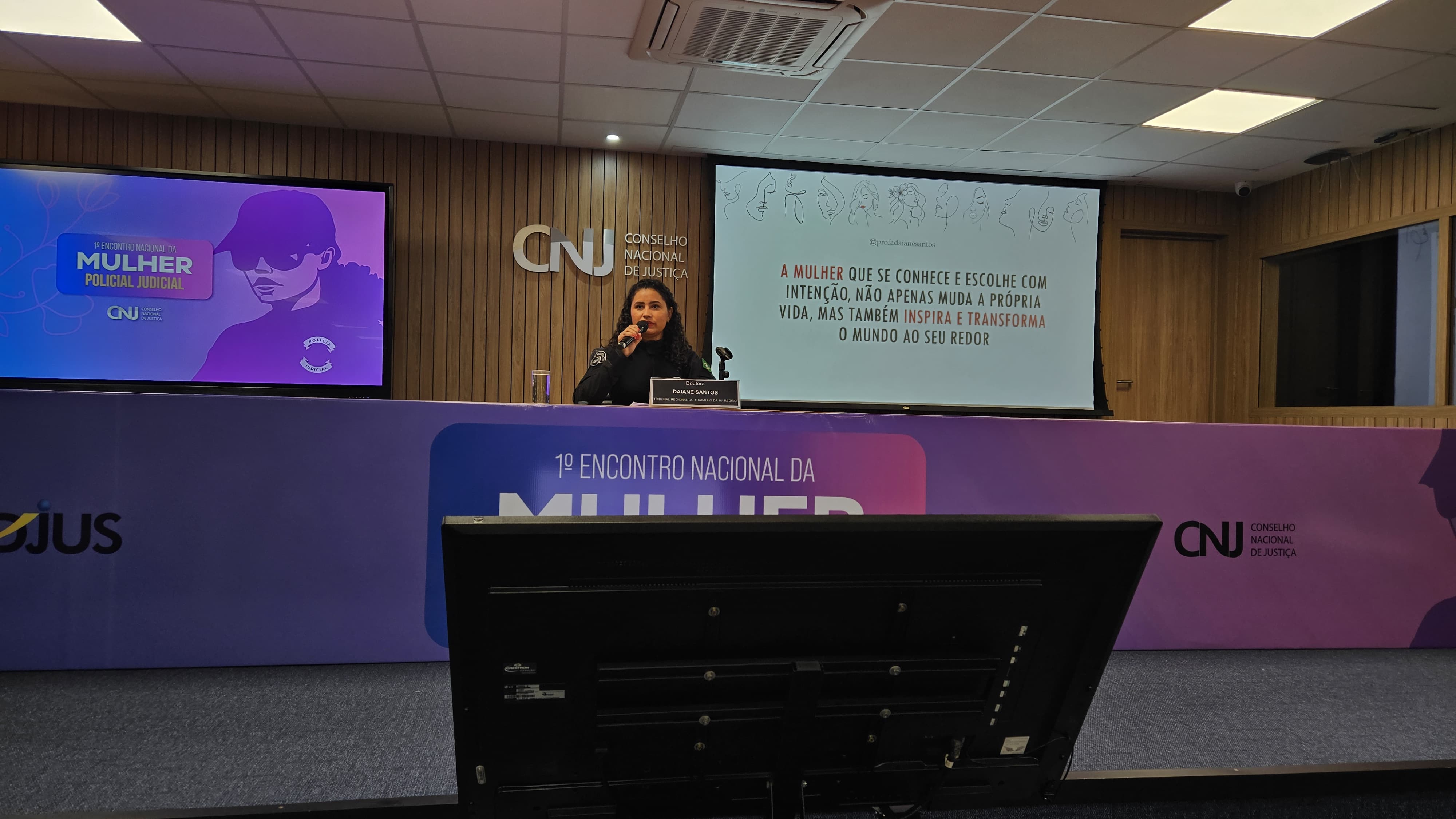 Imagens da servidora Daiane Santos - chefe da Divisão de Polícia Judicial do TRT16 , durante palestra na sede do CNJ no Primeiro Encontro Nacional da Mulher Policial Judicial em Brasília
