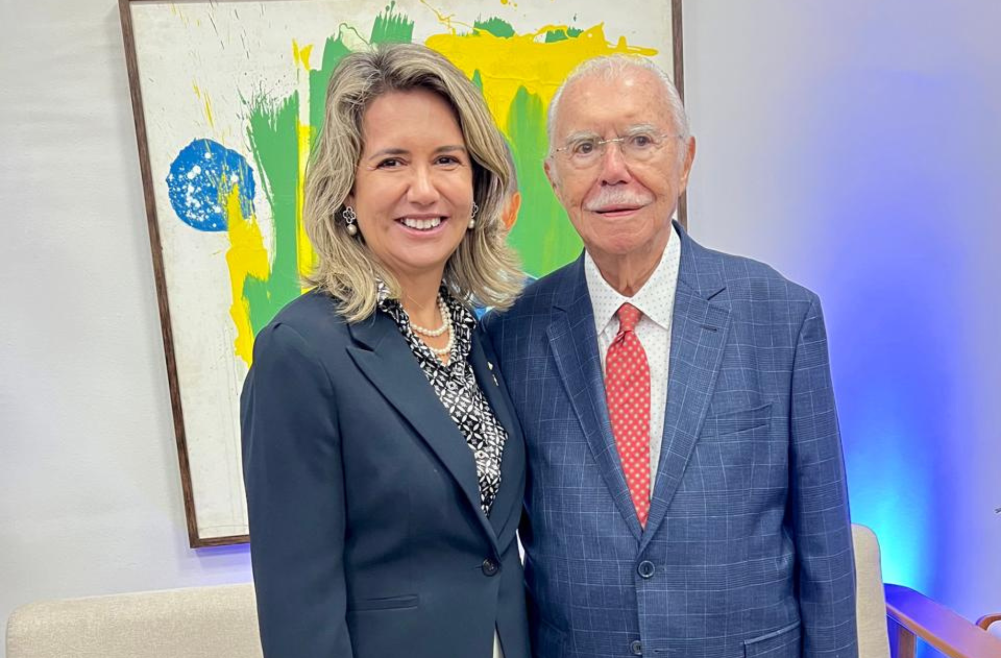Foto mostra a presidente do TRT-16, desembargadora Márcia Andrea Farias da Silva ao lado do ex-presidente José Sarney, durante homenagem na FIEMA