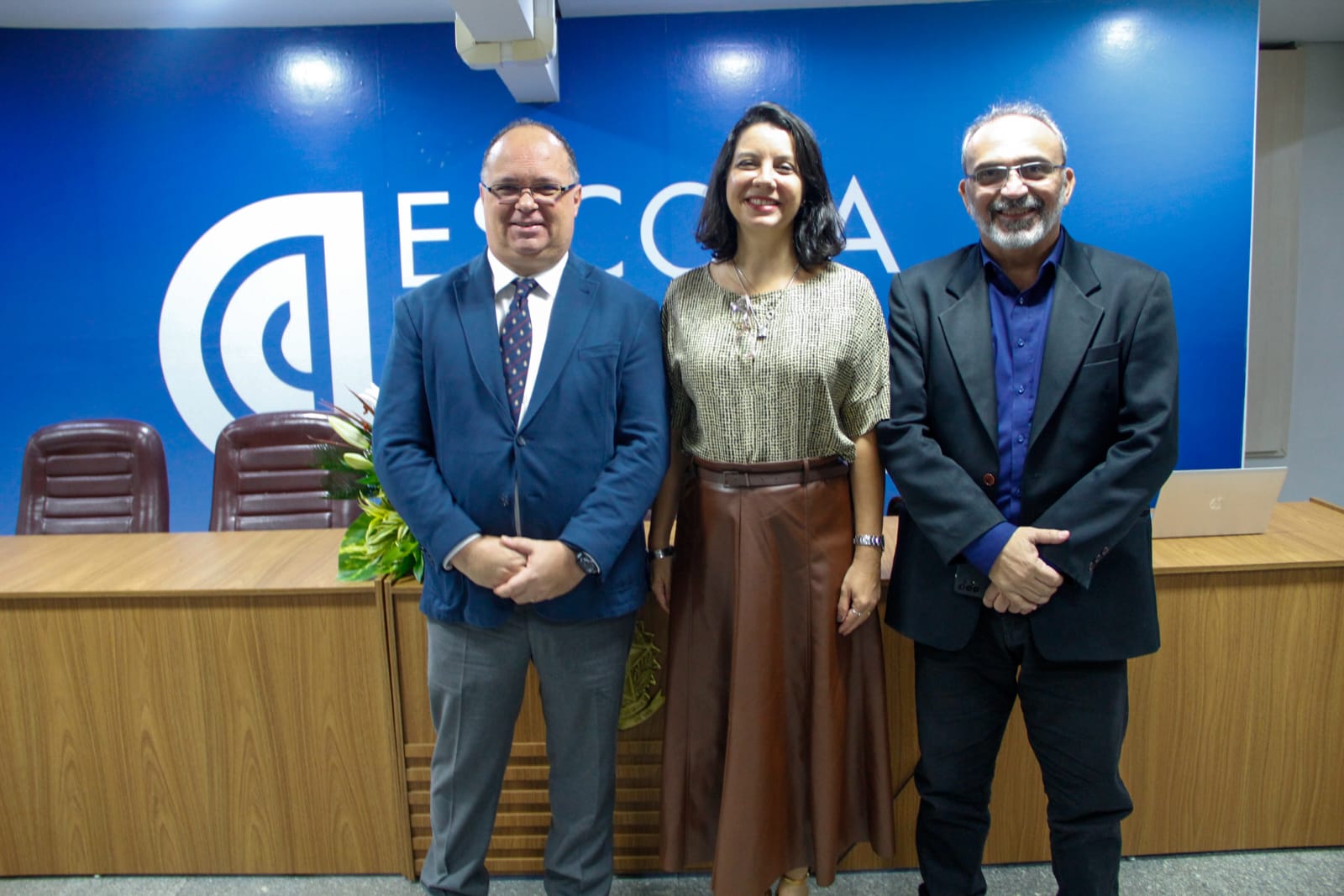 Foto mostra três pessoas. Ao centro a juíza e coordenadora pedagógica da Ejud Carolina Burlamaqui, ao lado direito o juiz Paulo Mont´Alverne e na esquerda o palestrante juiz Jorge Alberto Araújo do TRT-14