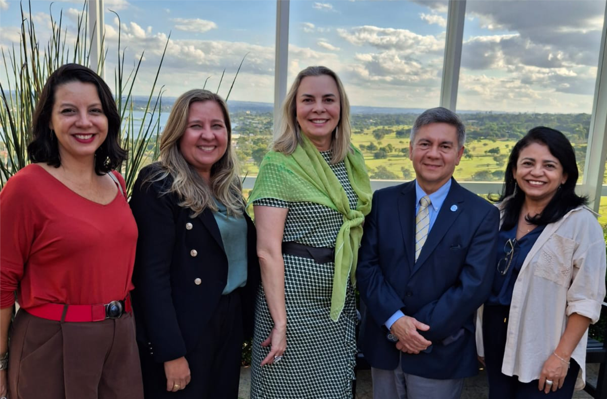 Foto mostra as juízas do TRT-16: Carolina Burlamaqui, Liliana Boueres e Angelina Moreira de Sousa Costa, com a ministra do TST Kátia Arruda e um integrante da OIT. 