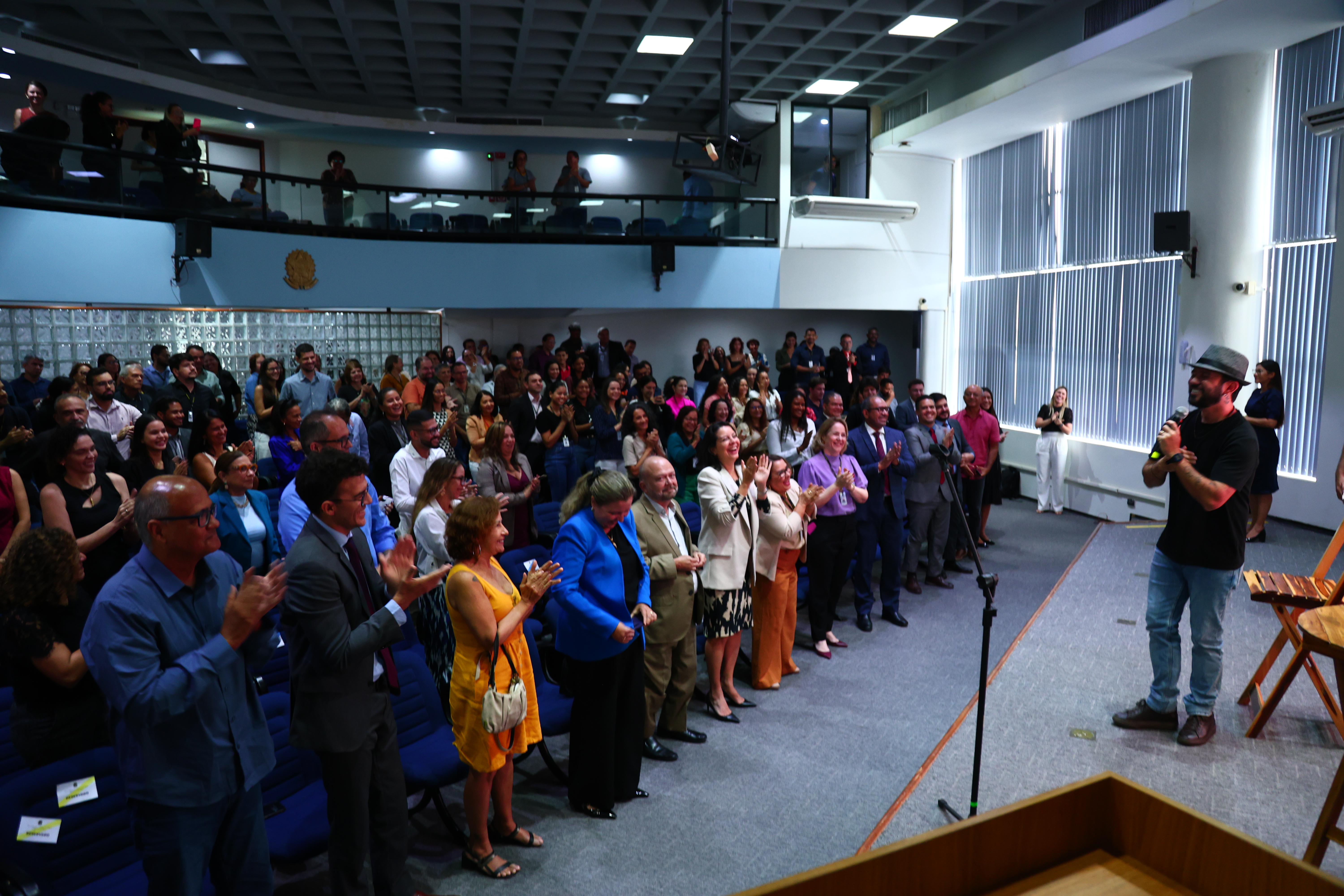 Foto mostra o poeta Bráulio Bessa fazendo apresentação durante encerramento da Semana de Formação de Magistrados.