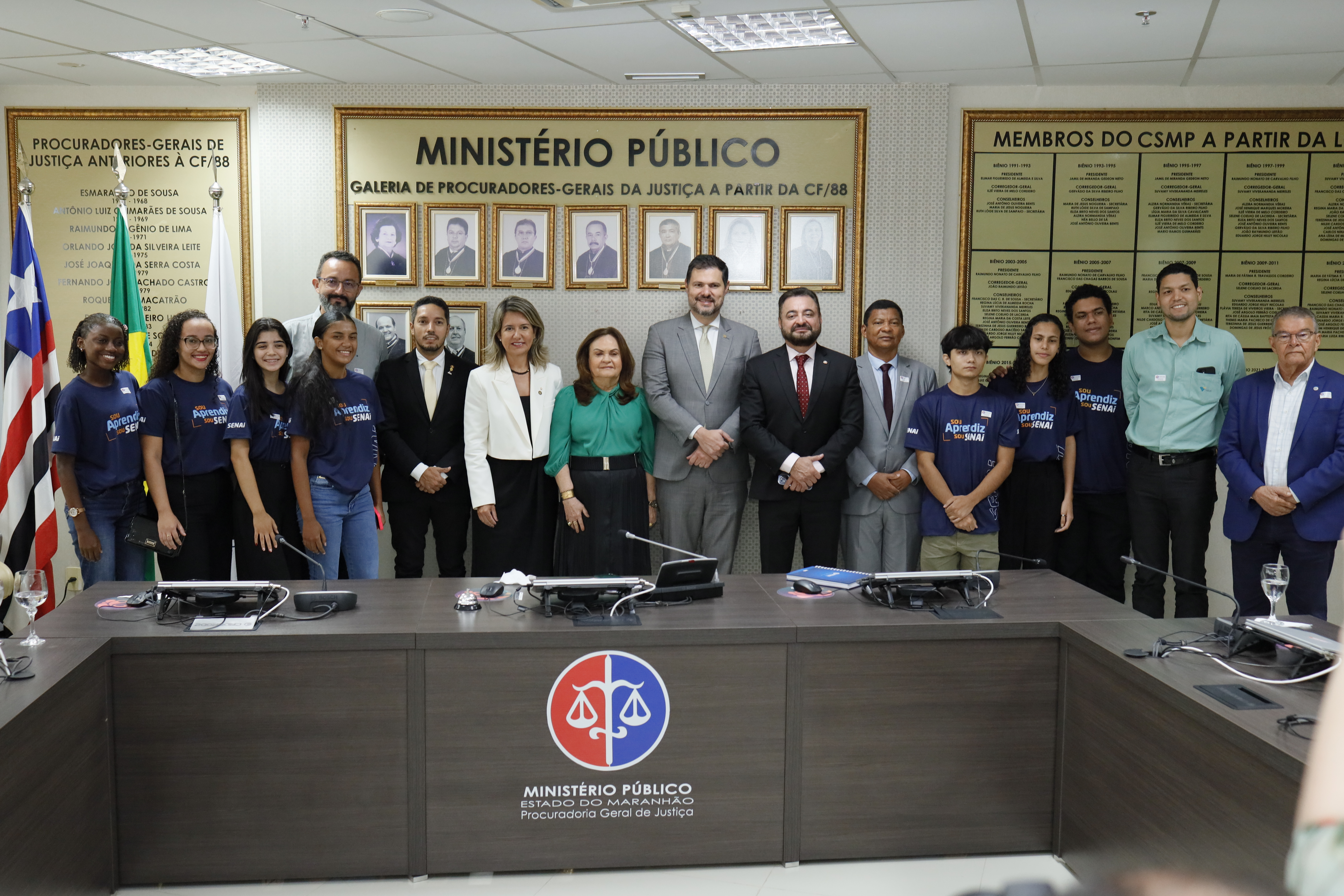 Foto mostra dezenas de pessoas posicionadas de maneira em pé. Entre as autoridades presentes está a presidente do TRT-16 des. Márcia Andrea Farias da Silva