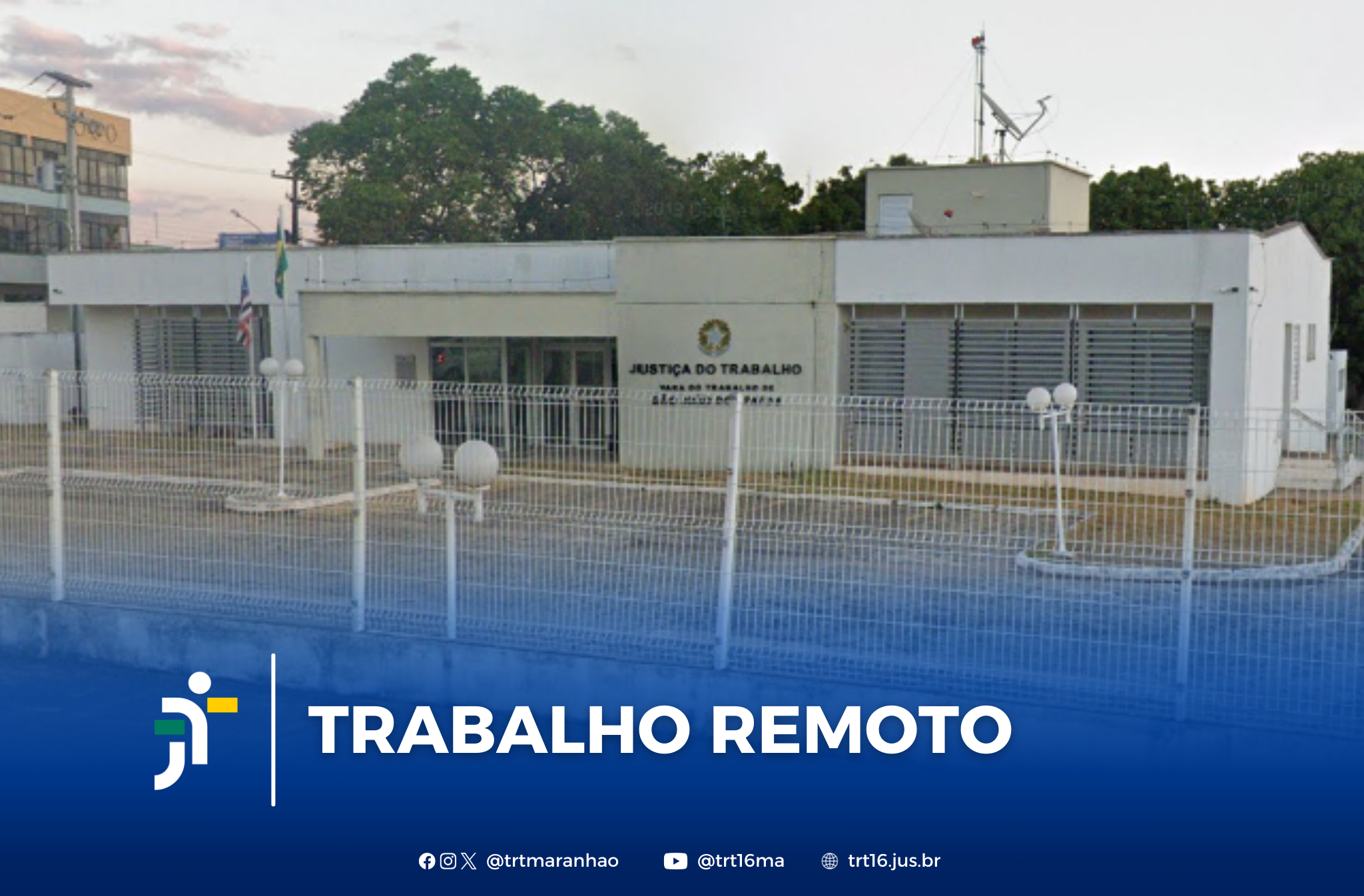 Foto da fachada da Vara do Trabalho de São João dos Patos, onde se vê prédio com paredes claras e grade branca. Abaixo, tarja azul em degradê, onde se lê TRABALHO REMOTO.