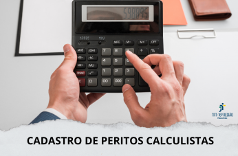 Arte no primeiro plano aparece uma mão segurando e a outra fazendo o uso de uma calculadora. Ao fundo, papeis, Na parte inferior a informação: CADASTRO DE PERITOS CALCULISTAS