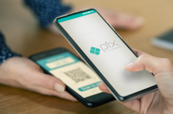 Foto de dois celulares mostrando nas telas QRCode e PIX.