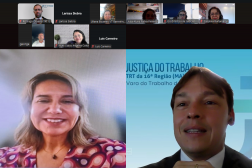 Foto mostra uma tela de computador com fotos de pessoas participando de uma aula virtual