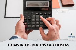 Arte no primeiro plano aparece uma mão segurando e a outra fazendo o uso de uma calculadora. Ao fundo, papeis, Na parte inferior a informação: CADASTRO DE PERITOS CALCULISTAS
