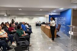 Foto de uma pessoa palestrando no auditório da EJud-16