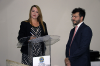 Presidenta Solange assinando o termo de posse do juiz Matheus Bione