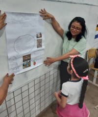 Juíza Angelina participando das atividades com crianças da UEB Professora Luzenir Mata Roma