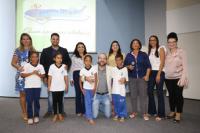 Desembargadora Márcia, juízes Paulo, Angelina, Ângela, Ádria e Carlos Eduardo, professores e alunos do TRT na Escola