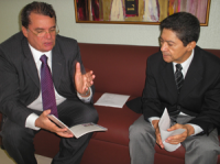 Des. Gerson de Oliveria (E) e José Arteiro da Silva conversam sobre parceria entre o TRT e o SESC