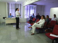 Des. Márcia Andrea (sentada ao centro) assiste palestra sobre Violência contra a Mulher