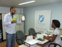 Luiz Pires mostra à servidora Anícia Ewerton (Ouvidoria) as vantagens do uso do papel reciclado para um meio ambiente saudável...