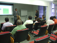 Des. Gerson de Oliveira e Rosely Vieira (em pé, à direita) durante lançamento do curso Gestão de Conflitos
