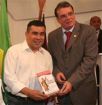 Presidente do TRT, des. Gerson de Oliveira, entrega o troféu a João Rodrigues (1º lugar na categoria jornalismo impresso)