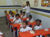 Odontóloga Teresa Gondim, do Serviço de Saúde do TRT, faz demonstração sobre importância da prevenção bucal