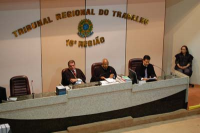 Presidente do TRT, des. Gerson de Oliveira, corregedor geral da JT, min. Carlos Alberto de Paula, e servidor do TST na leitura de ata correicional