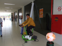 Fernando Pinheiro pedala a bicicleta geradeira 