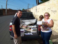 Ângela Mendes, supervisora da Biblioteca Municipal, recebe os livros.