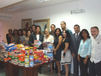 Desa. Márcia Andrea e servidores na entrega dos alimentos para instituto
