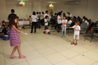 Hannah Costa e João Gabriel brincam com o vaivém, após confeccionarem o brinquedo