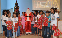 Crianças do Pindaí-Calinfórnia com o Papai Noel dos Correios